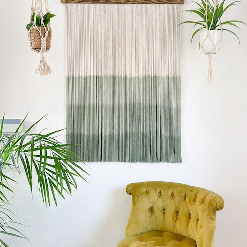 Tapisserie en macramé vert ombré : tenture murale bohème teintée dans la masse
