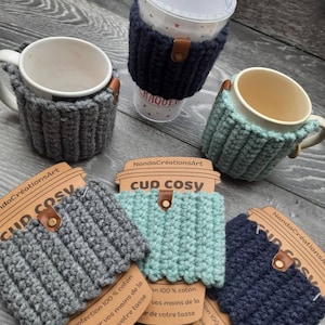 Gehäkelter Tassenüberzug oder gemütliche Tasse. Option mit weihnachtlichem Löffel.