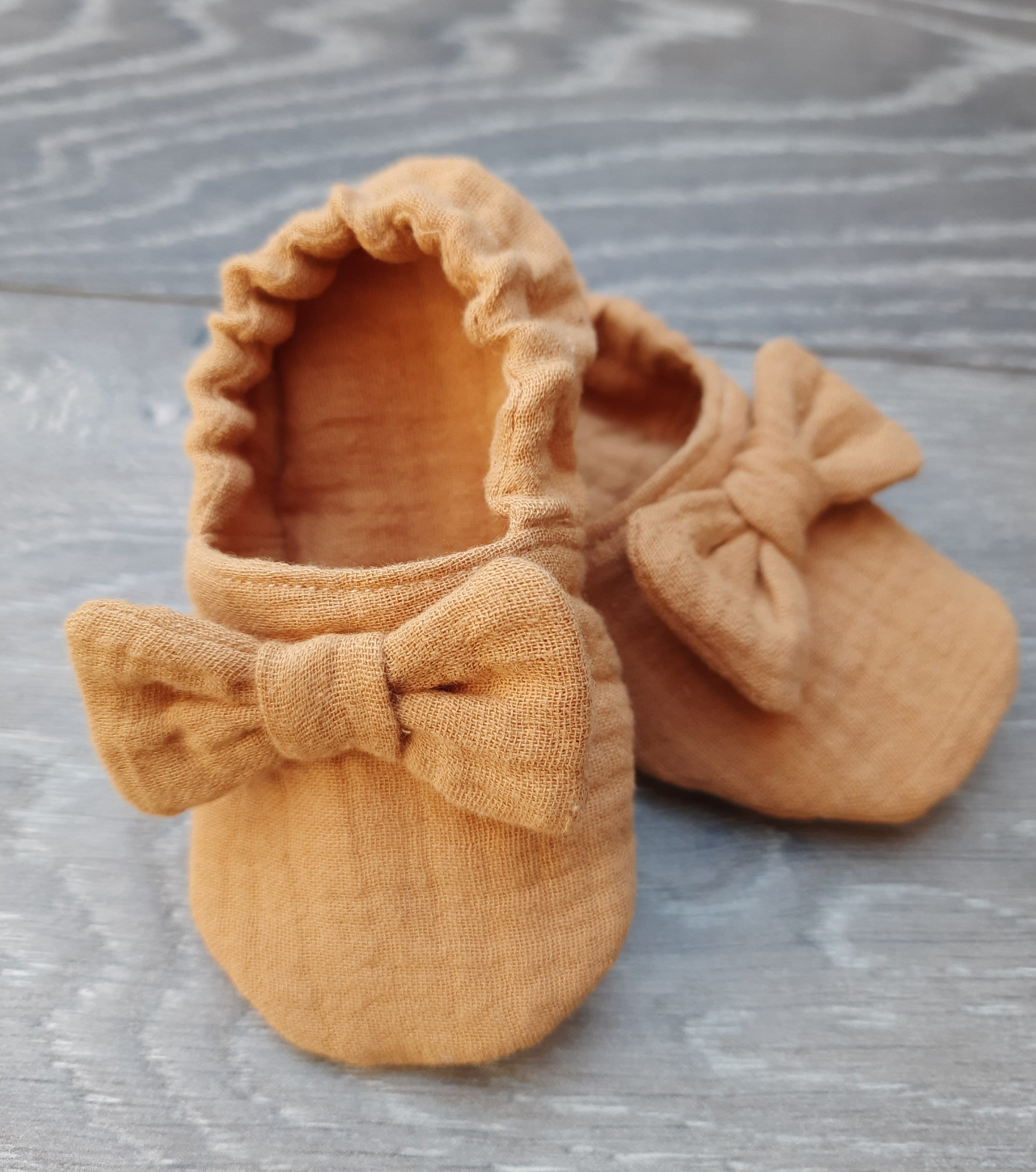 Baby slippers in double gauze