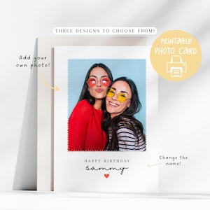 Puede incluir: Tarjeta fotográfica blanca con una foto de dos mujeres con gafas de sol. La tarjeta tiene el texto "HAPPY BIRTHDAY sammy" con un corazón. También tiene el texto "Add your own photo!" y "Change the name!" con flechas.