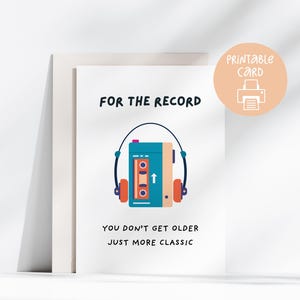 Cartão de aniversário "For The Record" | Trocadilho "Mais Clássico" para imprimir | Cartão engraçado com fita cassete Walkman retrô | Download digital exclusivo para amantes da música