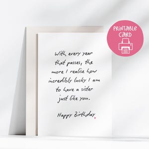 Puede incluir: Una tarjeta de felicitación blanca con texto manuscrito en negro que dice: With every year that passes, the more I realise how incredibly lucky I am to have a sister just like you. Happy Birthday. Un icono circular rosa dice PRINTABLE CARD.