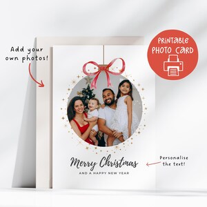 Mall för fotokort med julgranskulor, redigerbart runt julkort med ornament, utskrivbart fotokort med guldstjärna och röd rosett, Canva direktnedladdning