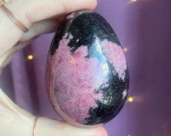 Rhodonit Kristall Ei, Ei-Kristall, Handschmeichler, Schwarz, Rosa, Edelstein Altar Wohnkultur, Liebesheilung Geschenke, Fruchtbarkeit, Herz Chakra