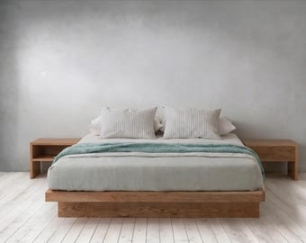 Struttura letto sospesa in stile giapponese, piano in legno massello di rovere dal design minimalista.