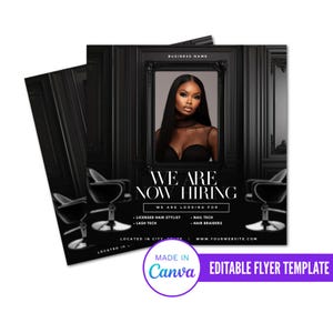 Puede incluir: Un folleto en blanco y negro con una foto de una mujer con el pelo largo y negro. El folleto dice "Estamos contratando" y enumera las vacantes para estilista de cabello con licencia, técnico de pestañas, técnico de uñas y trenzador de cabello. El folleto también incluye el nombre de la empresa, el sitio web y la ubicación.