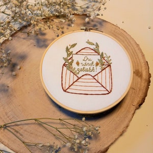 Stickbild du wirst geliebt handarbeit gestickt briefumschlag Brief blumen handgestickt kunsthandwerk unikat diy handgemacht rosa geschenk