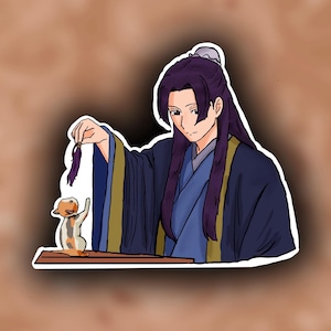 K&ouml;nnte beinhalten: Ein Aufkleber mit einem Anime-Charakter in einem blauen und schwarzen Gewand mit lila Haaren, der eine Quaste h&auml;lt. Eine kleine Katze mit orange-wei&szlig;em Fell befindet sich auf einer Holzoberfl&auml;che und greift nach oben. Der Aufkleber hat einen wei&szlig;en Rand.