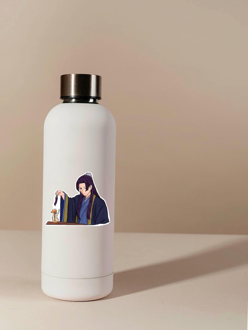 K&ouml;nnte beinhalten: Eine wei&szlig;e Wasserflasche mit silbernem Deckel. Auf der Flasche befindet sich ein Aufkleber eines Anime-Charakters in blauen und schwarzen Roben. Die Figur h&auml;lt ein kleines Objekt. Der Hintergrund ist einfarbig beige.