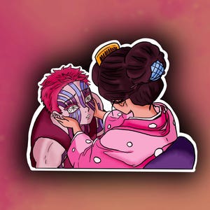 Könnte beinhalten: Ein Aufkleber mit zwei Anime-Charakteren. Einer hat rosa Haare und ein Gesichtsdesign, der andere trägt einen rosa Kimono mit weißen Punkten. Der Hintergrund ist ein rosa und roter Farbverlauf.