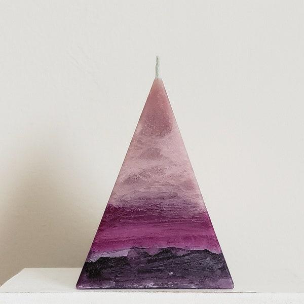 Vela piramidal geométrica morada