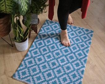 Tapis de chevet turquoise et gris/ Tapis de coton rectangulaire moyen/ revêtement de sol moderne de style Boho/ Coureur de conception diamant/ tapis tricoté fait main