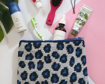 knit zip makeup bag. Makeup bag. Cosmetic bag. Toiletry bag. All purpose bag. Animal print cosmetic bag. Hand knitted clutch. Schöne Tasche