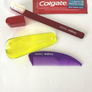 Kit de voyage Virgin Atlantic Wakey Wakey Kit Trousse de toilette Virgin Air 1995 - Brosse à dents et housse, peigne, chausse-pied, dentifrice - Neuf/jamais utilisé