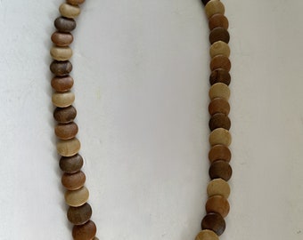 Collar de cuentas de madera de los años 70: cuentas redondas planas, estilo bohemio playero