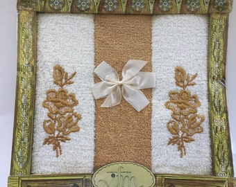 Juego de toallas de mano de felpa MCM: Flores bordadas, Joyce Morris Cannon (nuevo en caja)