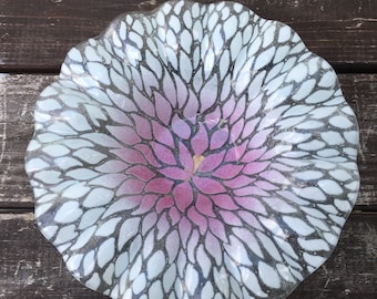 Cuenco vintage de vidrio fundido Sydenstricker: borde con volantes de copos de nieve rosados