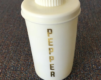 Pimentero vintage de plástico blanco con letras doradas de MCM Kitchen