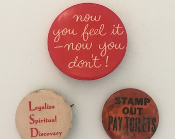 Ensemble d'épingles à bouton fantaisie vintage des années 1960-70 : LSD, toilettes payantes, maintenant vous le sentez