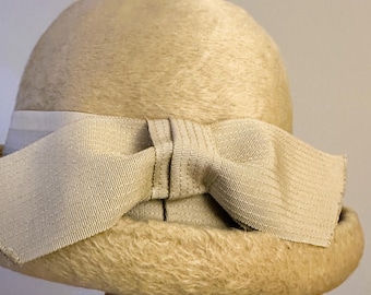 1960s Wool Cloche Hat: Vintage Beige Bow, Made in Italy (Size 22 1/2)