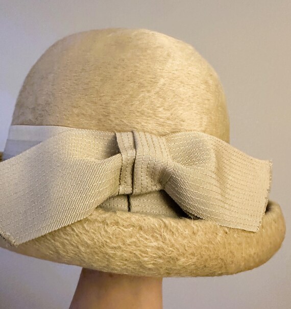 1960s Wool Cloche Hat: Vintage Beige Bow, Made in Italy  display picture 3