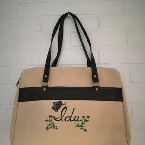 Vintage Canvas Tote / Handtasche Beige Canvas mit Name Ida Handbemalt auf Vorderseite w / Reißverschluss oben, Innen / Außentasche Vinyl Navy Straps 25 in