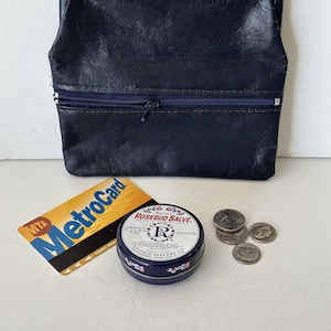 Cartera/monedero de vinilo azul marino MCM con cierre de beso Lady's Pride, monedero de los años 70 con cierre a presión, 1 cierre exterior, 2 secciones, interior de vinilo, 6 x 5 pulgadas