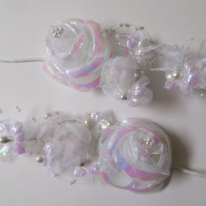 Rose artificielle blanche finition holographique 1 lg rose - 1 sm rose avec 5 fleurs avec tige métallique pour création de cartes/scrapbooking/bricolage mariage
