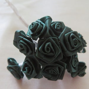 Pequeñas rosas de tela verde oscuro con tallos de alambre para crear tarjetas, álbumes de recortes, bodas DIY, más colores disponibles