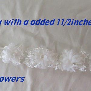 Sieben Künstliche Blumen auf einem Einzeldrahtstiel für DIY Hochzeit Fotoshootings Kränze Karte Erstellen Scrapbooking Nur in Weiß