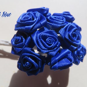 Royalblaue Stoffrosen mit Drahtstämmen: DIY Hochzeitsdeko
