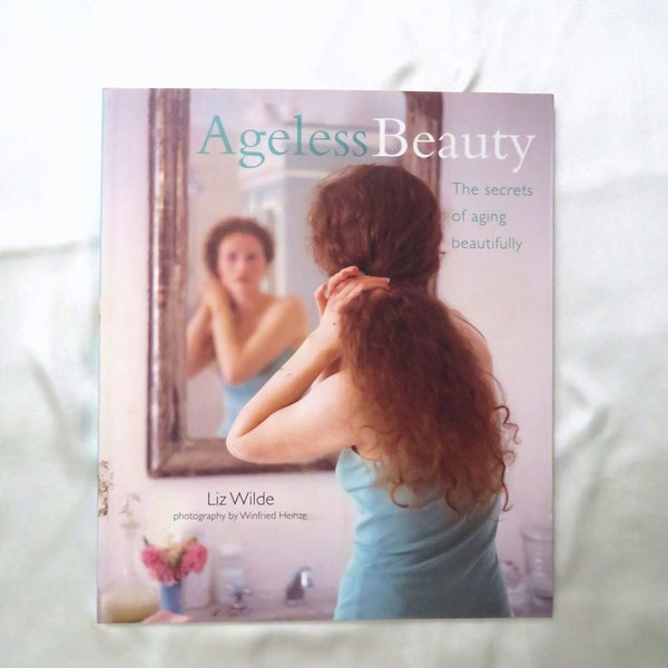 Ageless Beauty The Secrets of Aging Beautifully by Liz Wilde  Softcover Book
