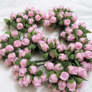 Petites roses en tissu roses avec tiges métalliques pour créer des cartes de scrapbooking, étiquettes de mariage bricolage