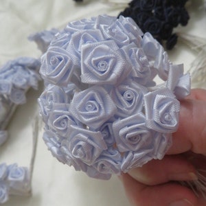 Kleine hellblaue Stoffrosen: DIY Bastelbedarf