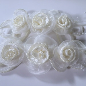 3 weiße Stoff Blumen mit künstlichen Perlen besetzt, auf einem steifen Draht Stiel / Haarreifen / Hochzeit Haarreif / Hochzeit Haarschmuck