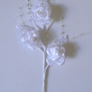 3 fleurs artificielles blanches avec tiges métalliques pour création de cartes/scrapbooking/mariage à faire soi-même/Plus de couleurs disponibles