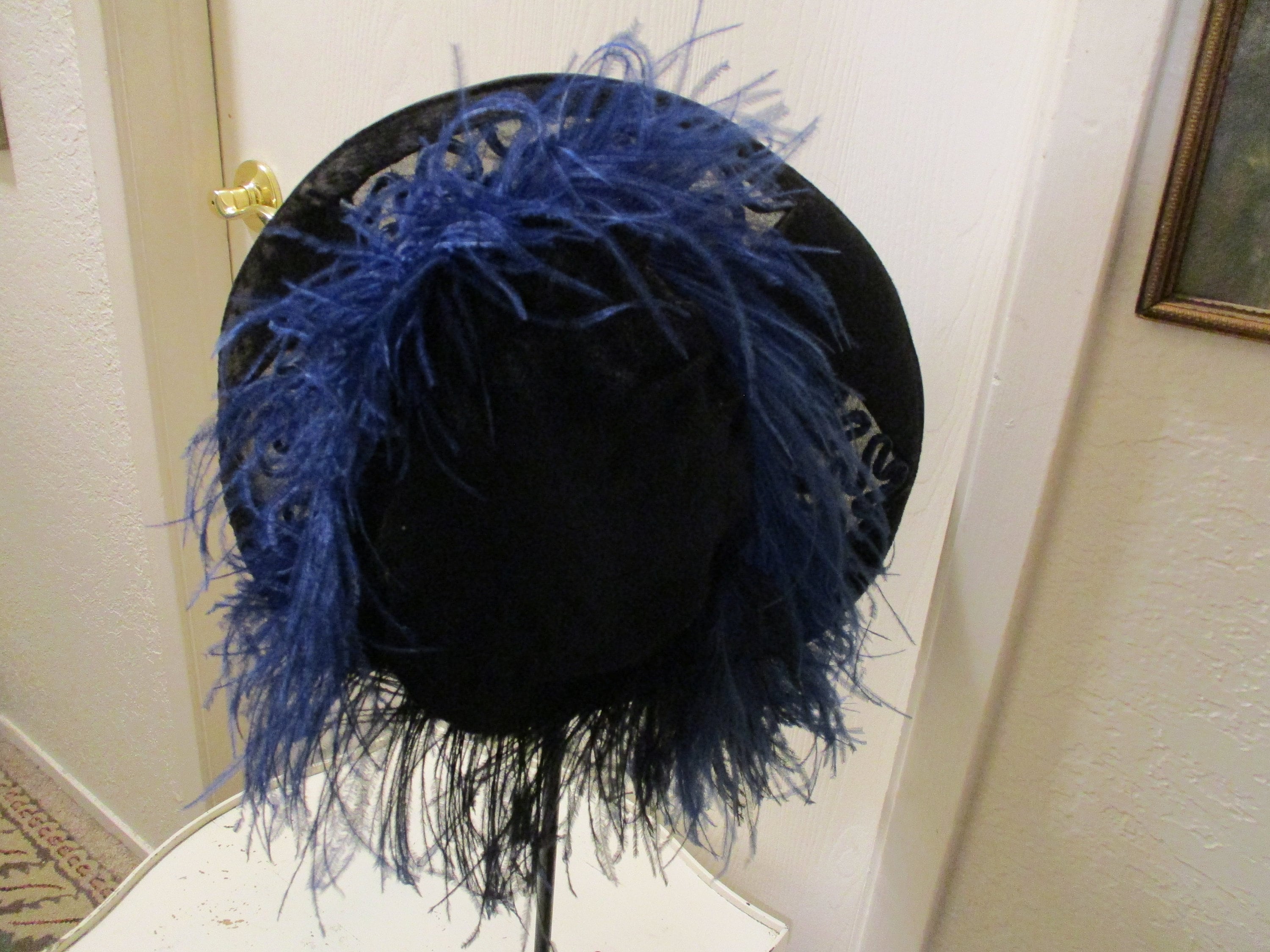 1920s Black Silk Velvet Medium Brim Hat W/ Blue Cutouts  display picture 2