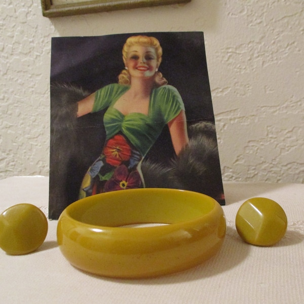 1930s 'Chartreuse' Bakelite Bangle w/ Button Earrings