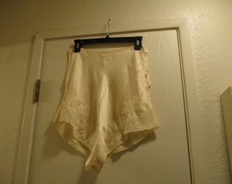 Vintage 1920/30s White Silk Tap Pants w/ White Lace Hem and Appliques