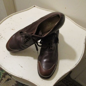 Vintage 1930s Deadstock 2 Tone Brown Leather Ladies Shoes w/ Faux Lizard Skin Embellishments.  Size 7-1/2, AAA