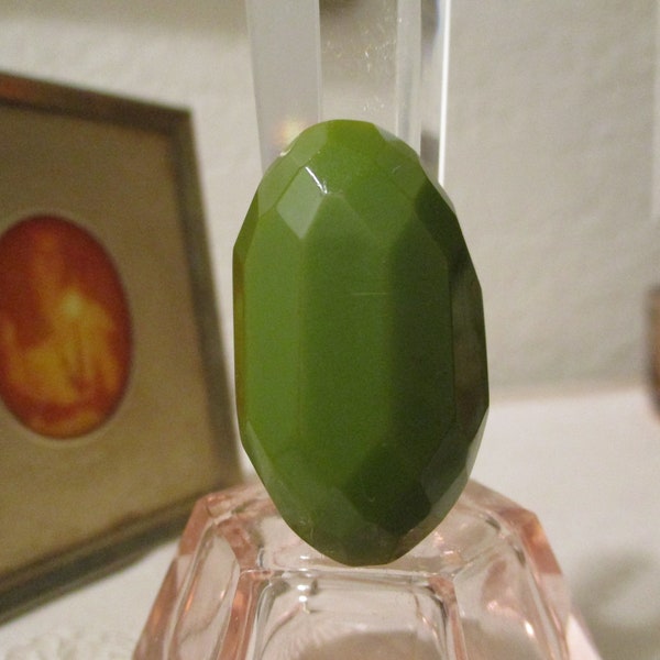 ART DECO circa 1920s Kelly Green large Faceted Bakelite Ring- Size 5-1/2.
