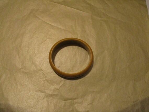 1930s 'Chartreuse' Bakelite Bangle w/ Button Earr… - image 4