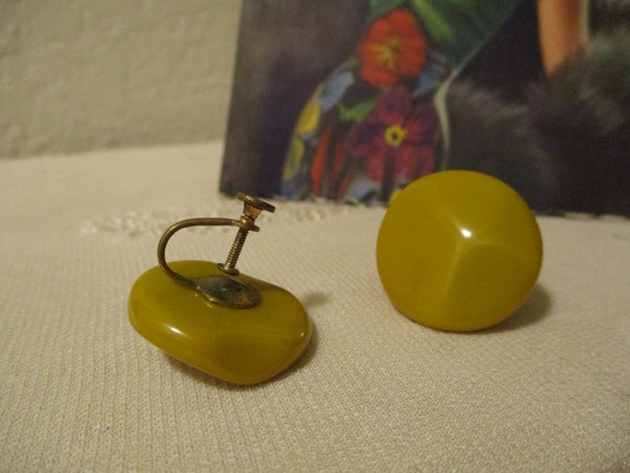 1930s 'Chartreuse' Bakelite Bangle w/ Button Earr… - image 6
