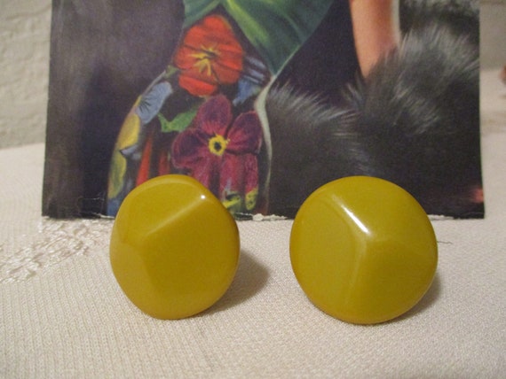 1930s 'Chartreuse' Bakelite Bangle w/ Button Earr… - image 5