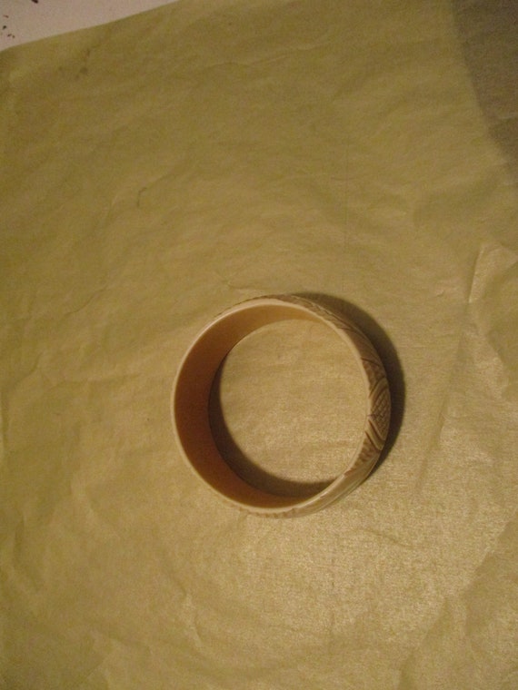 Vintage circa 1920s Carved Old Plastic Bangle w/ … - image 6