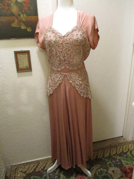 1930s Beautiful Rose Pink Crepe 'Sweetheart' Dres… - image 2