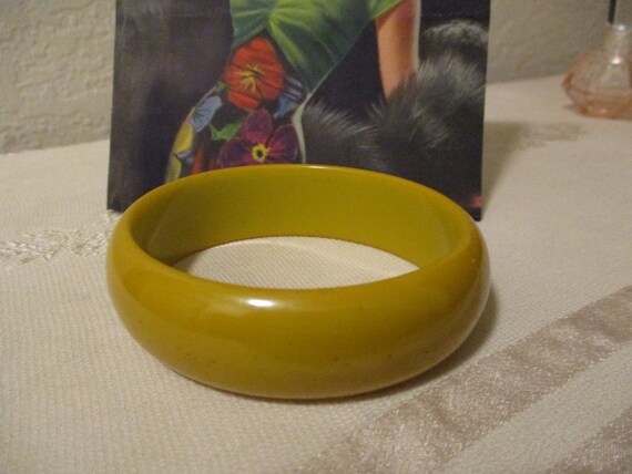 1930s 'Chartreuse' Bakelite Bangle w/ Button Earr… - image 2
