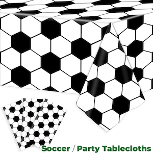 Könnte beinhalten: Eine weiße Tischdecke mit einem schwarzen Fußballmuster. Das Bild zeigt eine gefaltete Tischdecke und einen Stapel passender Servietten. Der Text "Soccer / Party Tablecloths" befindet sich unten.