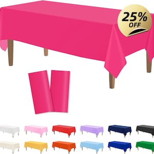 Puede incluir: Un mantel rectangular fucsia sobre una mesa de madera. Dos caminos de mesa fucsia están al lado de la mesa. Una pegatina dorada con el texto "25% OFF" está en la esquina superior derecha. Se muestran mesas adicionales con manteles de diferentes colores.