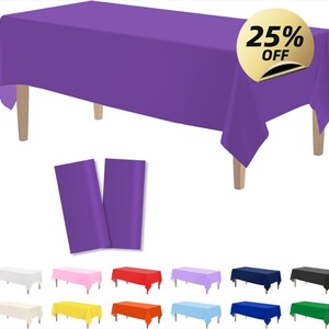 Könnte beinhalten: Ein rechteckiges lila Tischtuch auf einem Holztisch, mit zwei passenden lila Tischläufern. Ein goldener Aufkleber mit "25% OFF" befindet sich auf dem Tischtuch. Zusätzliche Tischdecken in verschiedenen Farben sind unten abgebildet.